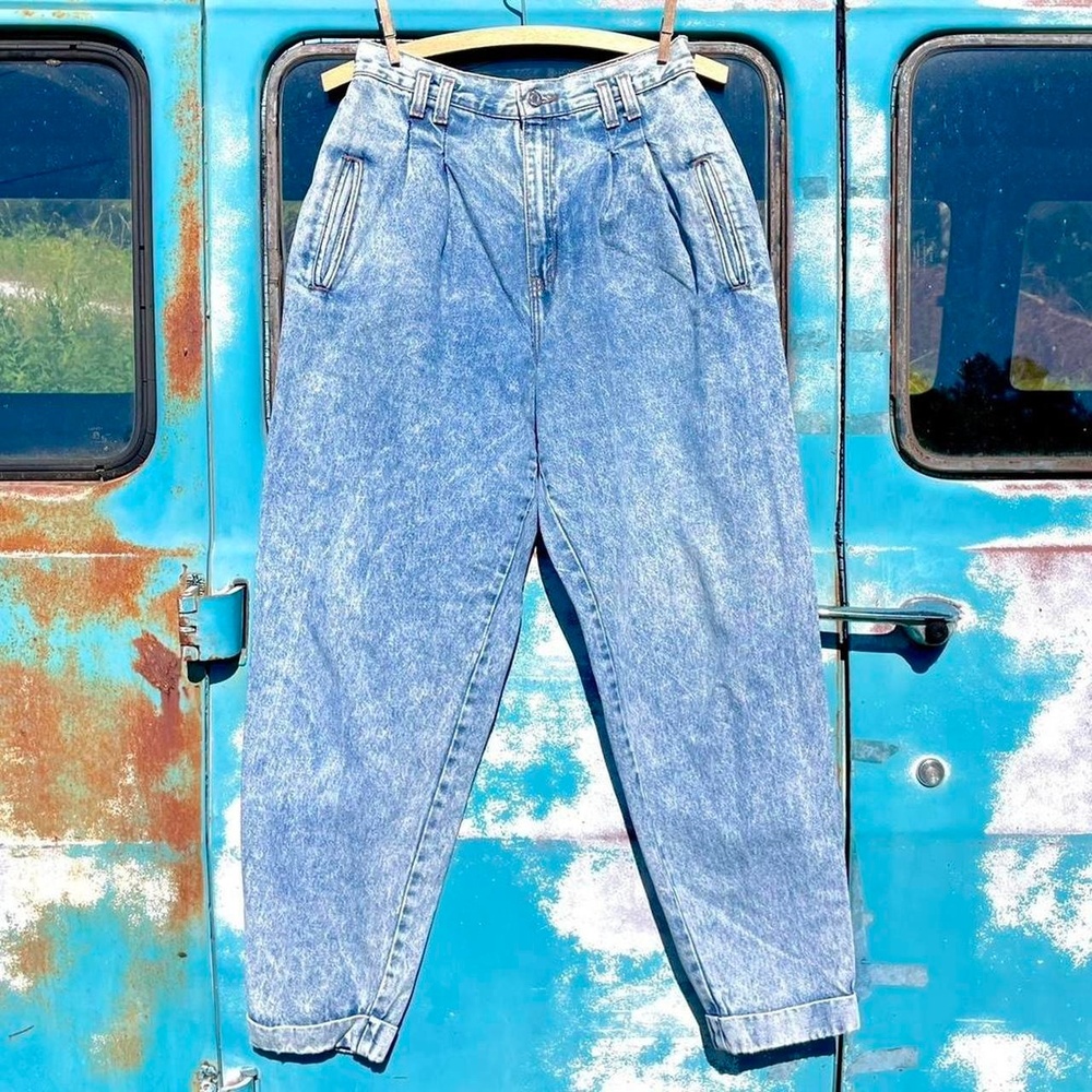 80s Levi’s pleated blue acid wash jeans w/ high waist